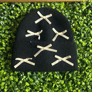 Black skully with cream colored bows